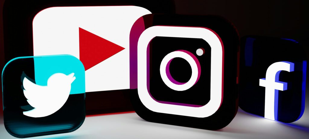 Loghi dei principali social (twitter, Youtube, Instagram, Facebook)realizzati in 3D su sfondo nero