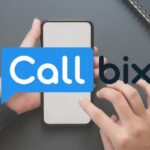 In primo piano il logo di Callbix, sull sfondo delle mani che reggono uno smartphone acceso