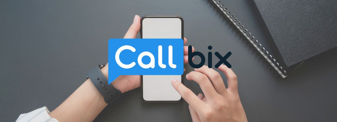 In primo piano il logo di Callbix, sull sfondo delle mani che reggono uno smartphone acceso